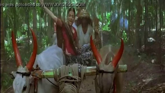 Aishwarya Rai boobs cleavage show in guru song